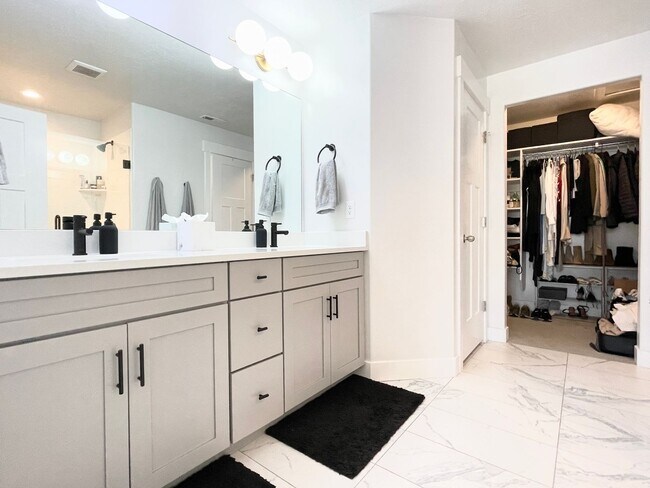 Building Photo - Modern Townhome at North Pointe Village!