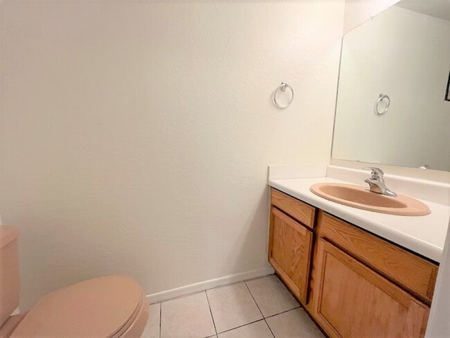 Building Photo - Two bdrm Townhome for RENT in Paradise Val...