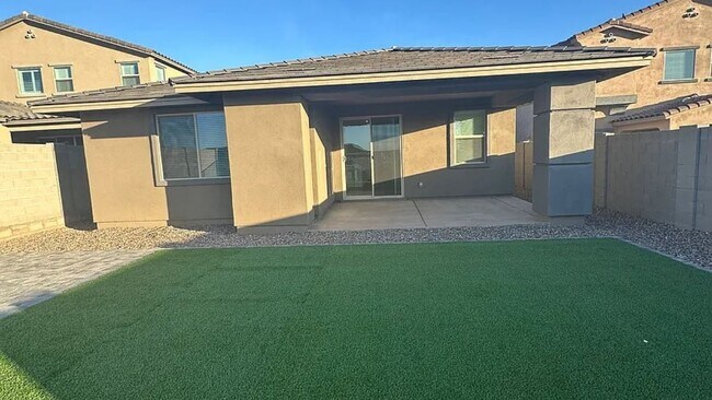 Building Photo - North Peoria Home