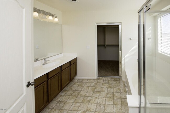 Building Photo - BEAUTIFUL 4 BED 2.5 BATH, OVER 2300SQFT., ...
