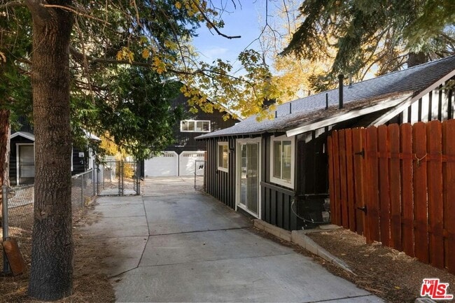 Building Photo - 993 Cameron Dr