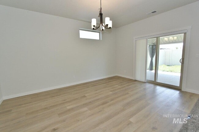 Building Photo - Gorgeous, Sparkling Clean Home, 15 Minutes...