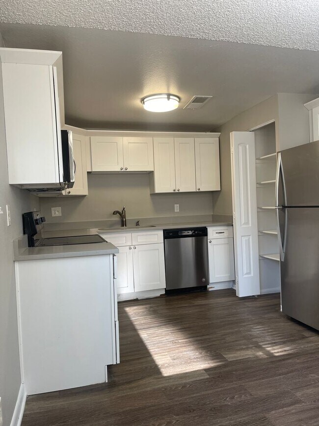 Building Photo - 3 Bedroom 2 Bathroom Condo in Lakewood