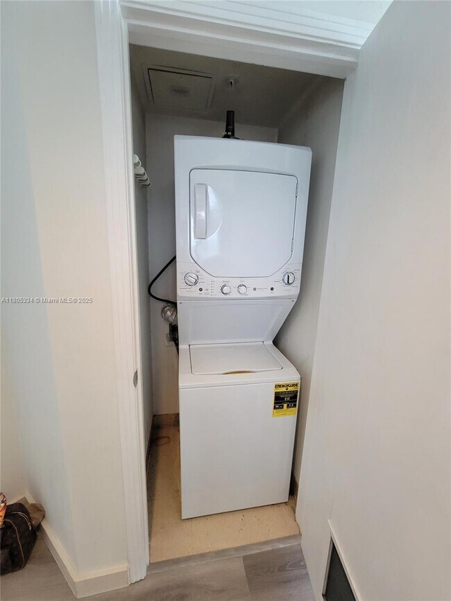 Building Photo - 9055 SW 73rd Ct