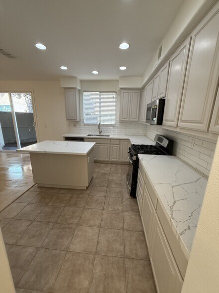 Building Photo - 5424 Knotty Pine Way