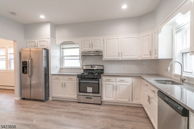 Building Photo - 75 Park Ave