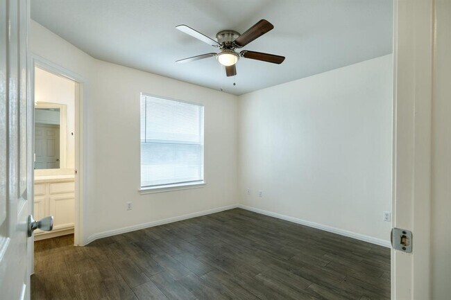 Building Photo - 640 Fallen Oak Dr