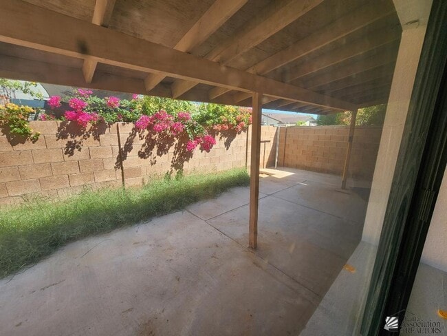 Building Photo - 2222 E 27th Ln