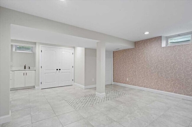 Building Photo - 474 Burncoat St