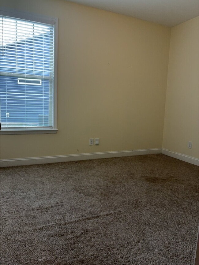 Building Photo - "Charming 3-Bedroom Home with 2 Full Baths in Greenville's Forest Ridge!"