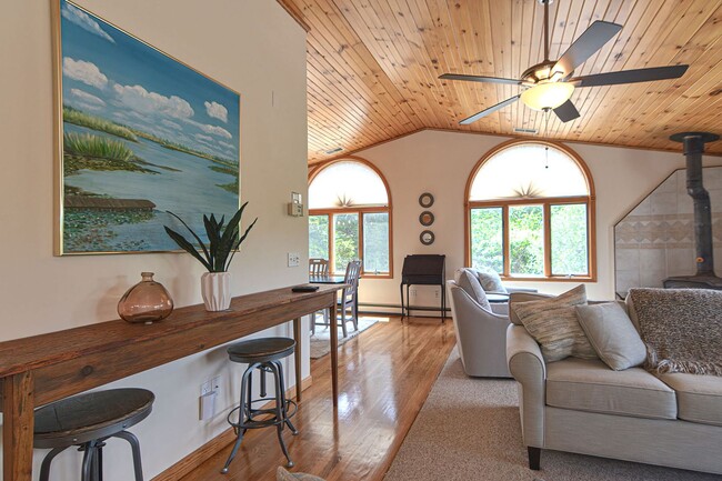 Building Photo - Winter Rental: Wingaerchic (Dog-friendly!)