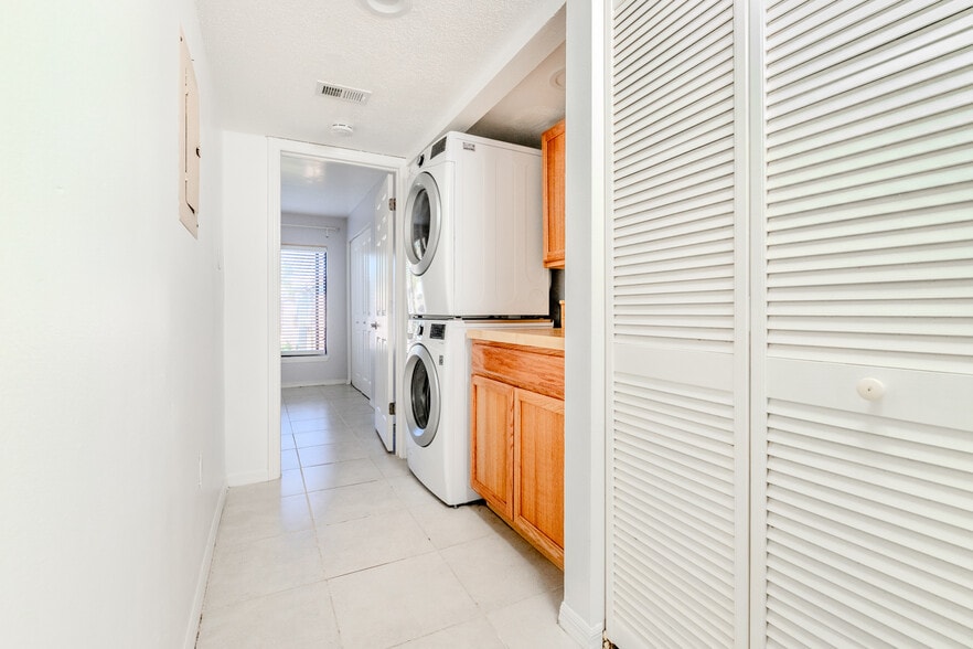 Building Photo - 1515 Huntington Ln