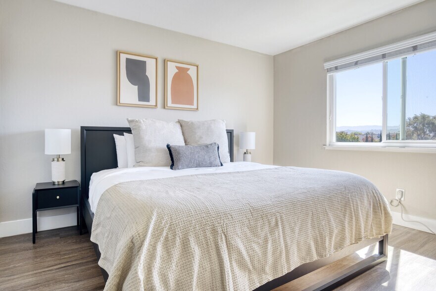 Building Photo - 644 Edgewater Blvd