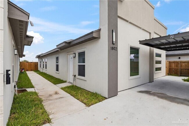 Building Photo - 18 West Dr