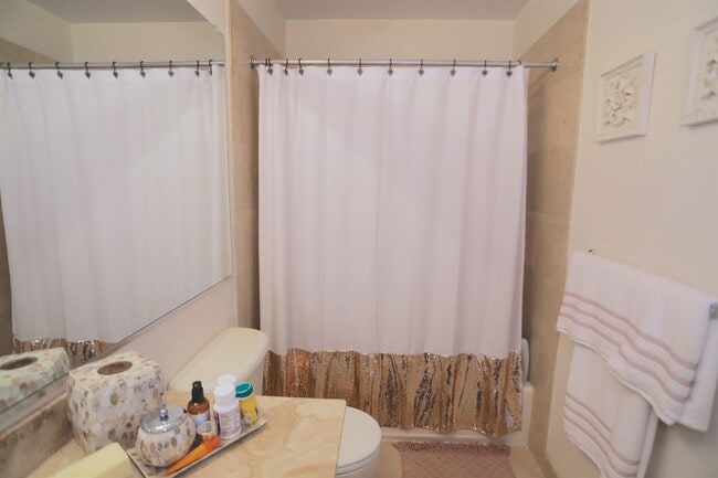 Building Photo - 915 Madison St