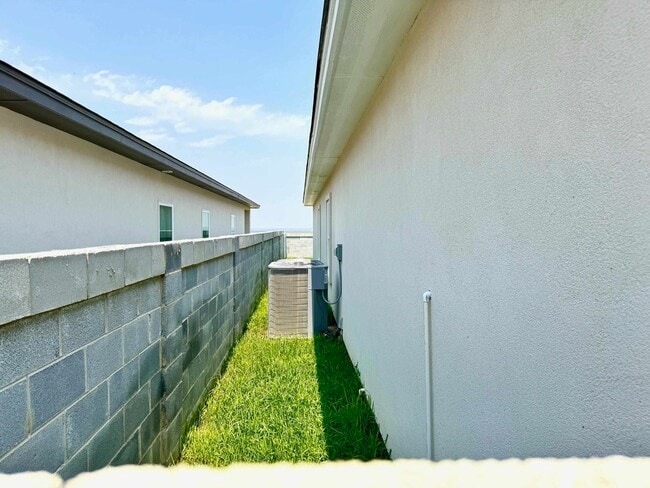 Building Photo - 1405 Eagles Ln