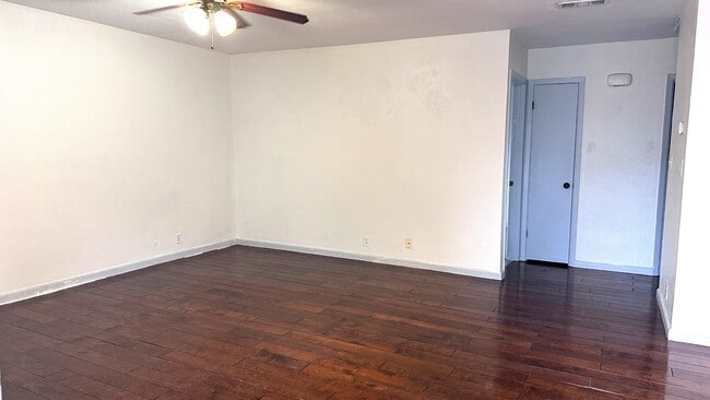 Building Photo - 1932 Hidden Way