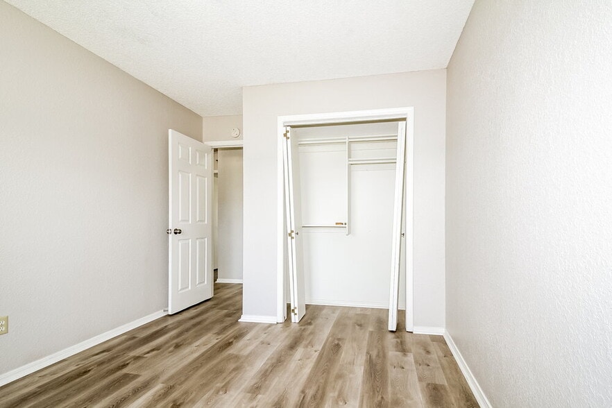 Building Photo - 1353 Oswego Dr