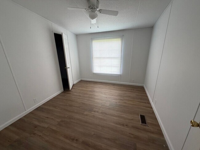 Building Photo - 3 Bed/2 Bath Mobile Home