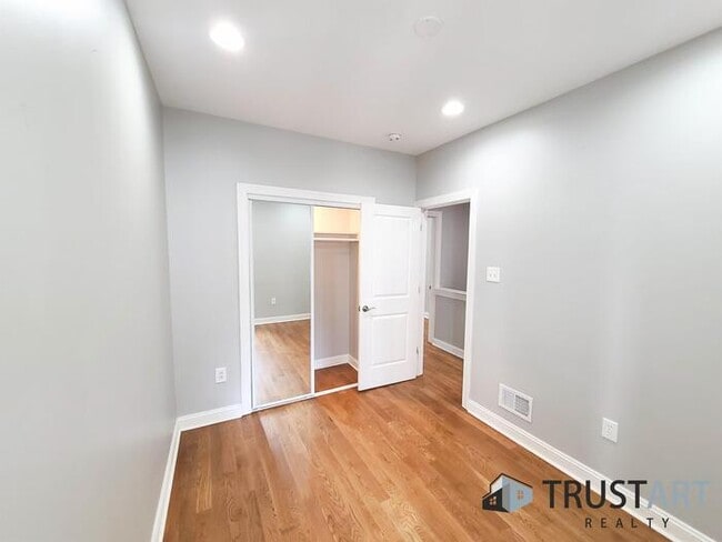 Building Photo - 3 bedroom/2 bath House in Brewerytown, Phi...