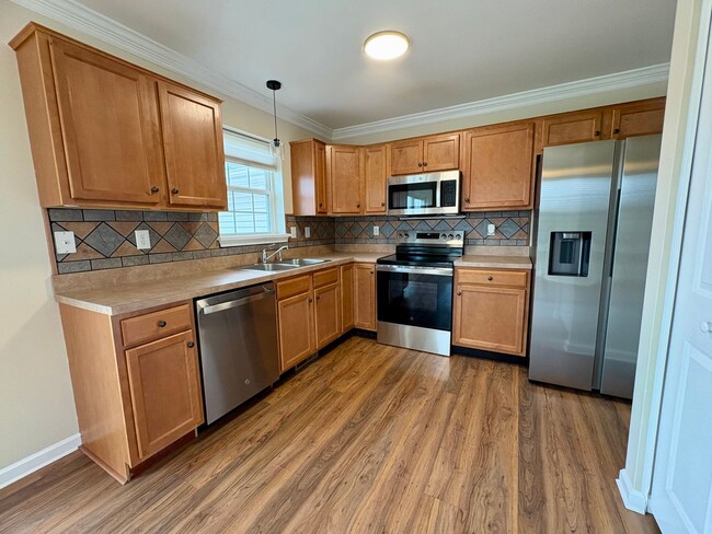 Building Photo - 3 Bedroom 2.5 Bathroom in York!