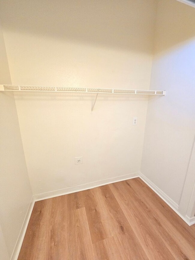 Building Photo - Upstairs/ Spacious/ 2 bedrooms / 2 bathrooms