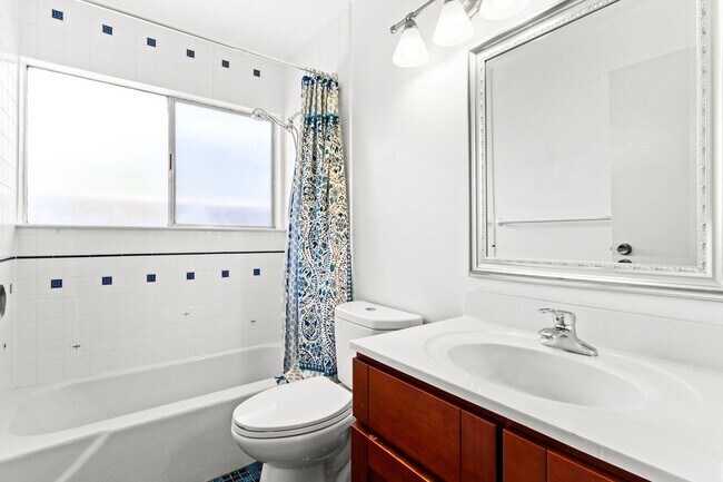 Building Photo - Beautiful 2 Bedroom Corner Unit on the Bea...