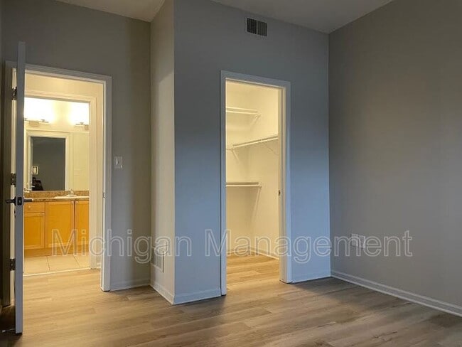 Building Photo - 2735 E Maple Rd