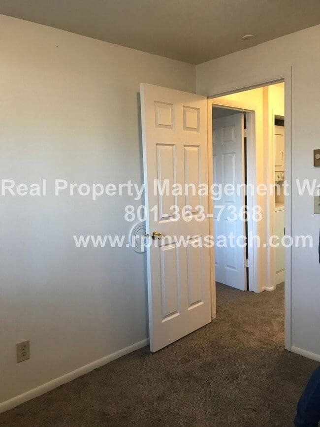 Building Photo - Check out This Cute 2 Bedroom 1 Bath SLC Condo!