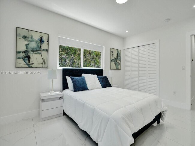 Building Photo - 210 NE 85th St