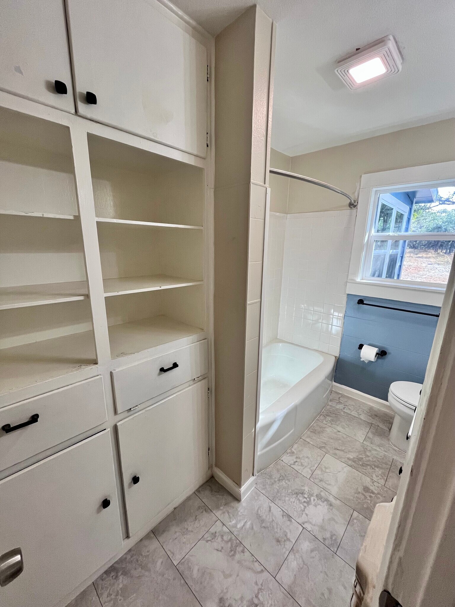 Full bathroom with extra storage - 1565 Pump Station Rd