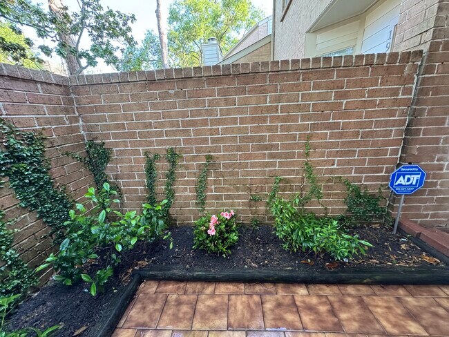 Building Photo - 1970 Augusta Dr