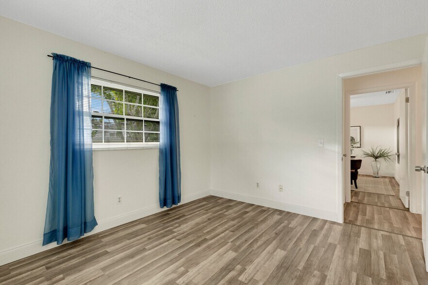 Building Photo - 1100 Pinellas Point Dr S