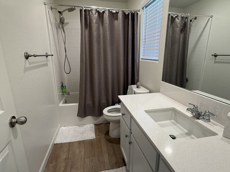 Guest Bath - 6390 E Meritage Dr