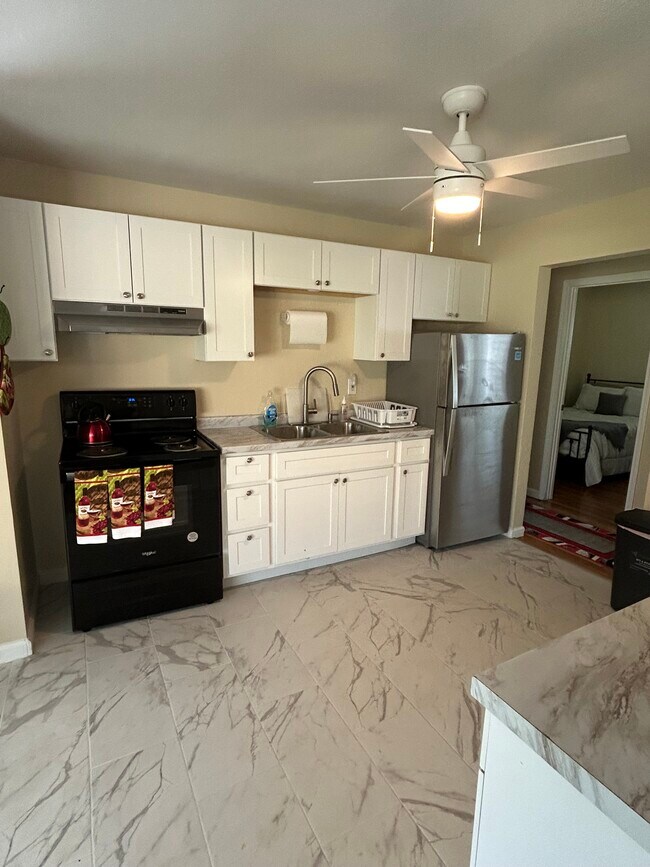 Building Photo - 937 Edgehill Dr