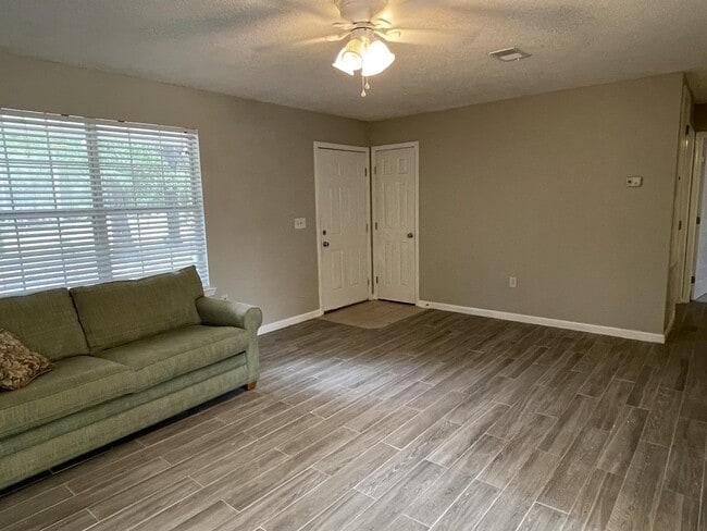 Building Photo - 487 Woodlawn Rd