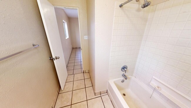 Building Photo - Centrally located 1 Bedroom Santa Fe apart...