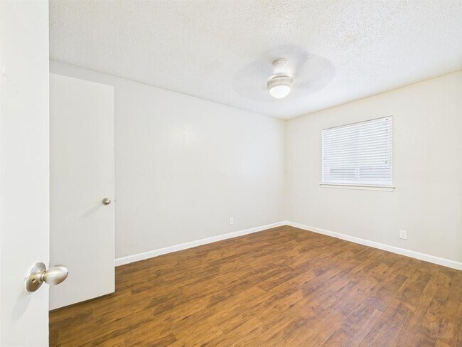 Building Photo - 2401 Manor Rd