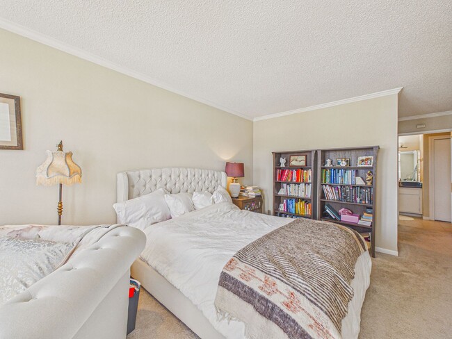 Building Photo - Large 1 bedroom condo for rent! $3,450