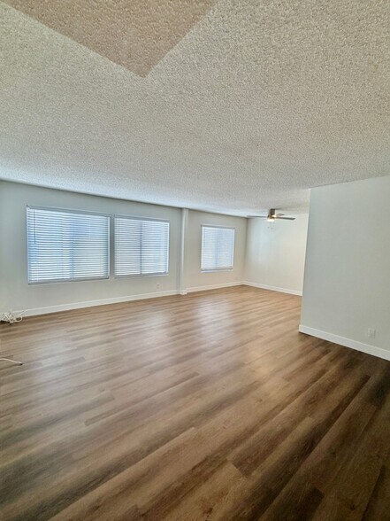 Building Photo - 17440 Burbank Blvd