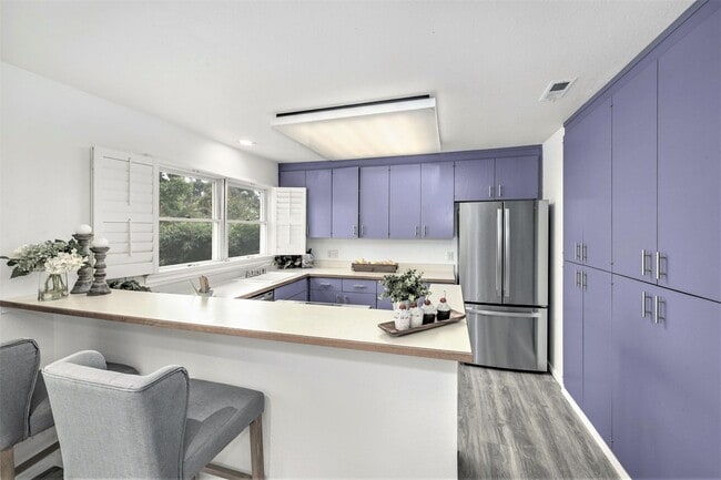Building Photo - 658 Centre Ct