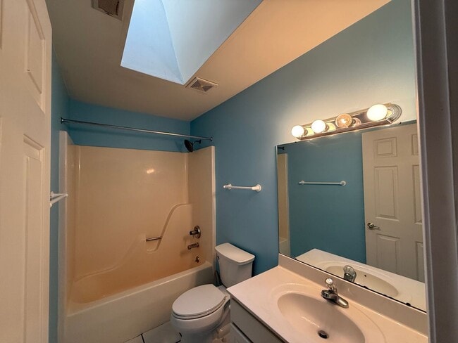 Building Photo - 1721 Honeysuckle Ln