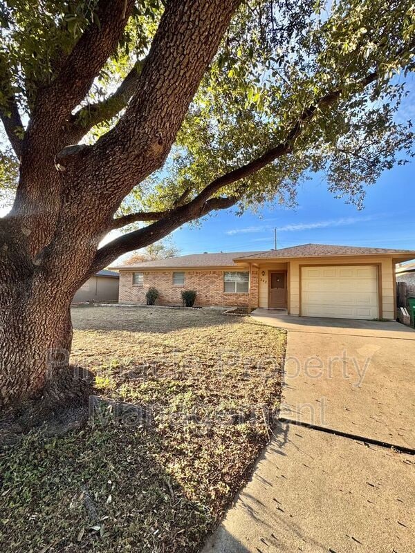 Building Photo - 247 Robin Hood Trail