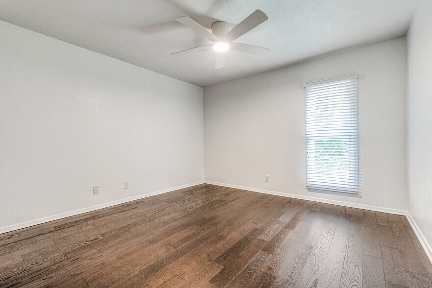 Building Photo - 5932 Sandhurst Ln