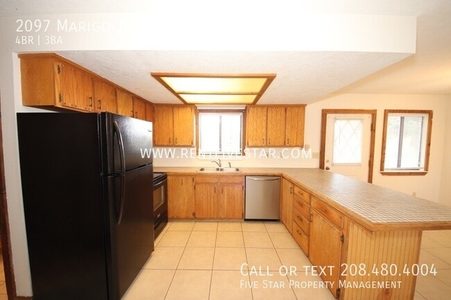 Building Photo - 2097 Marigold St