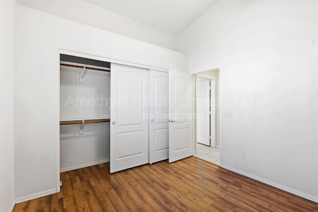 Building Photo - 7017 W Greenbriar Dr
