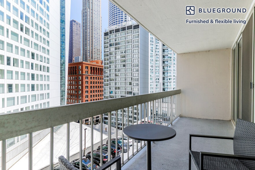 Building Photo - 1 E Delaware Pl