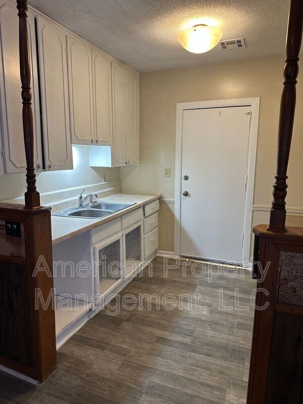 Building Photo - 1928 N Columbia Pl