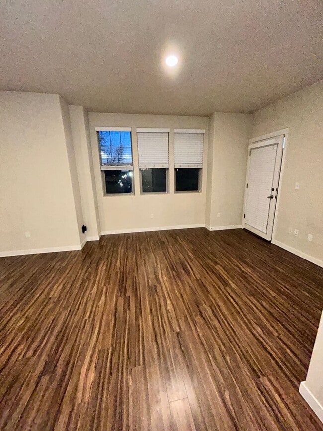 Building Photo - Great 1 BR Condo off of Scholls and Roy Ro...