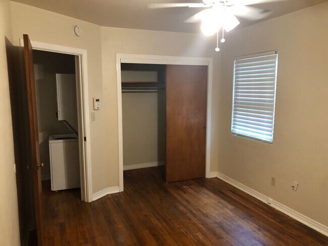 Building Photo - Great 2 BR 1 BA w/ Stack Washer/Dryer